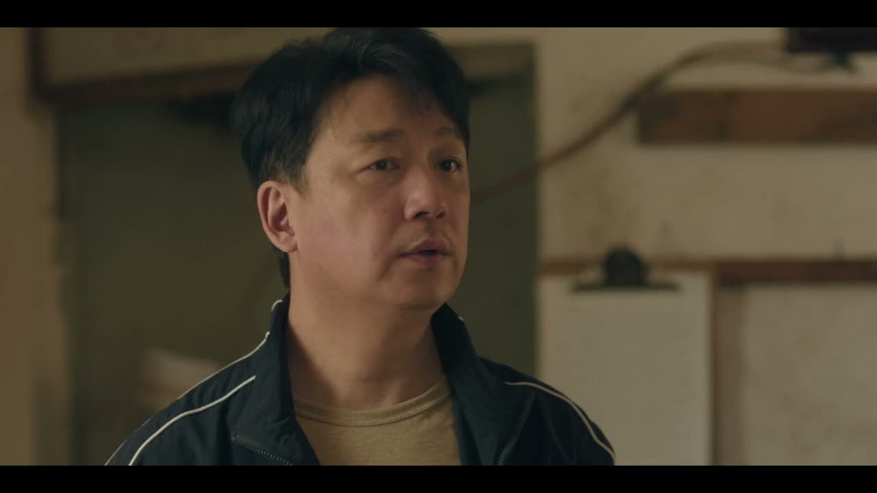 为什么脱了鞋要叼在嘴里面?