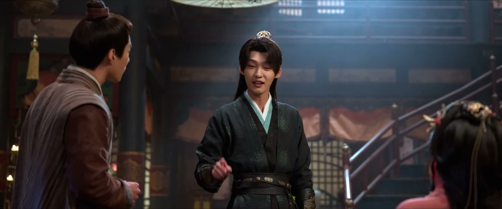 在他们后边