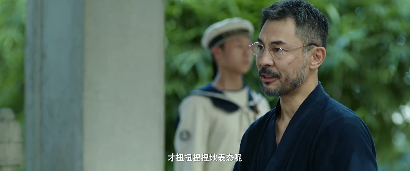 才扭扭捏捏地表态呢
