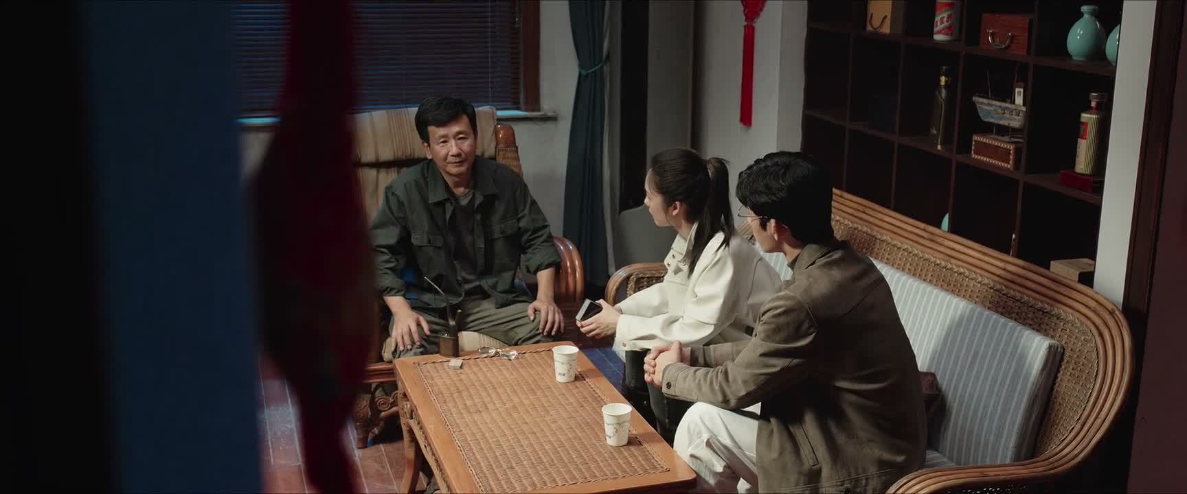 她 一句话都不说