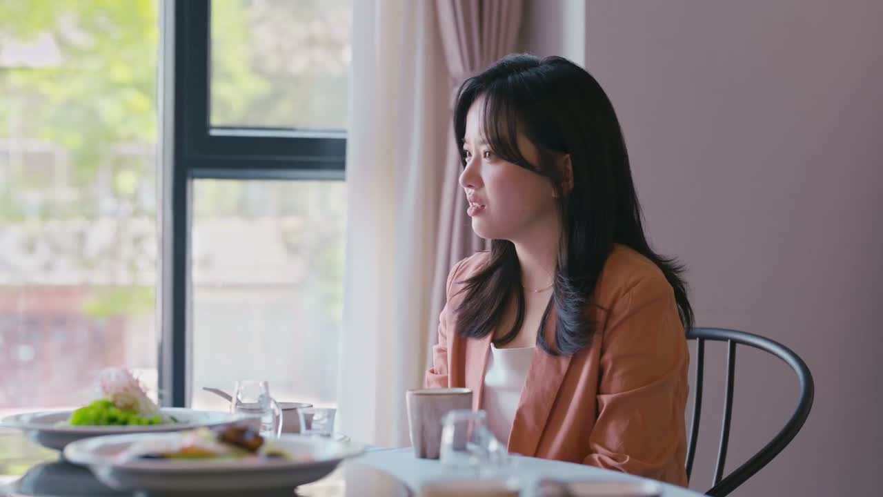 过年的时候他来我家拜过年