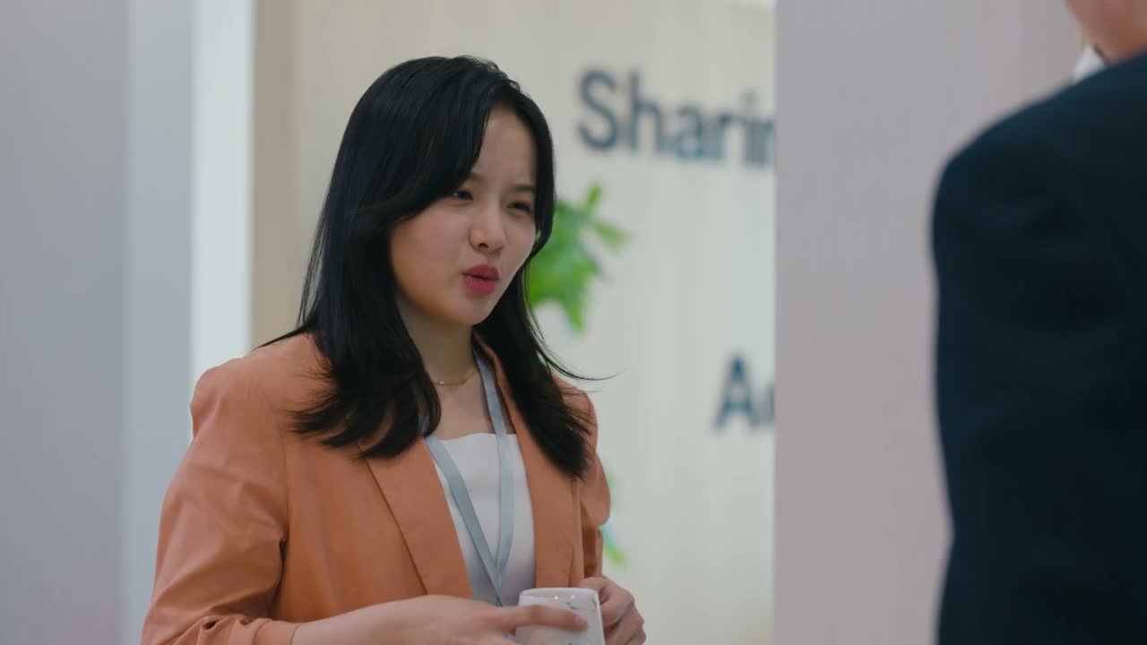 他想让我们互相咬
