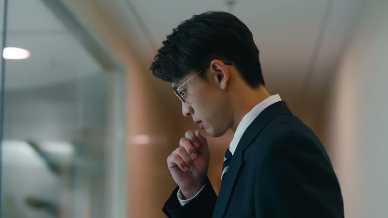 这一推眼镜还是一股书生气