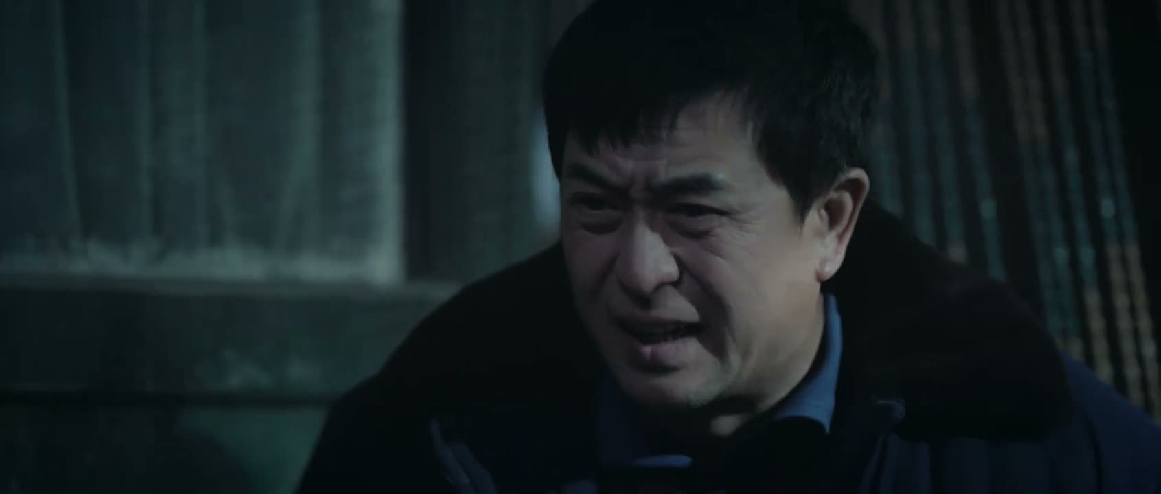 黑灯瞎火的 也不开个灯