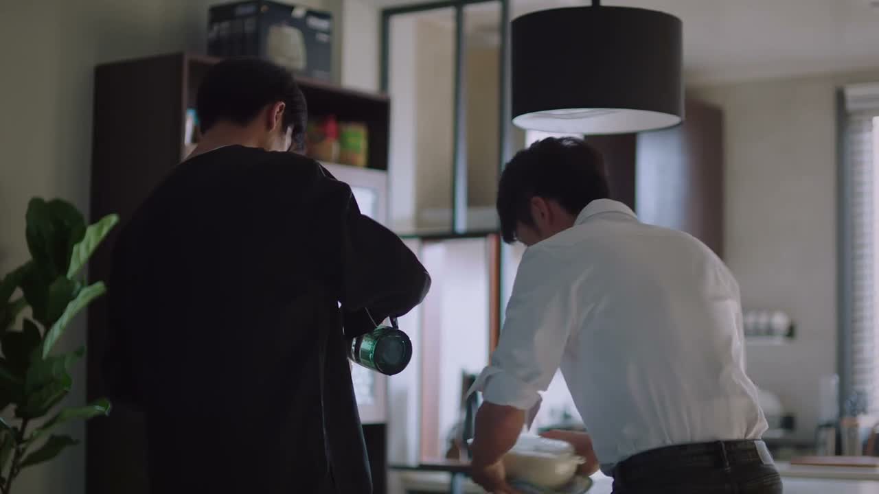 你做个饭 怎么跟做贼一样