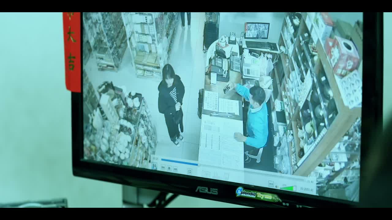 对 就是她 就这个女的