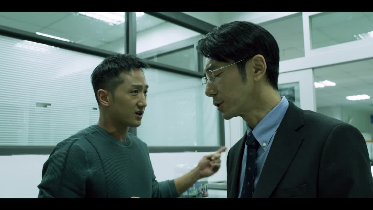 - 拘留期间发生同样的凶杀案 - 他…