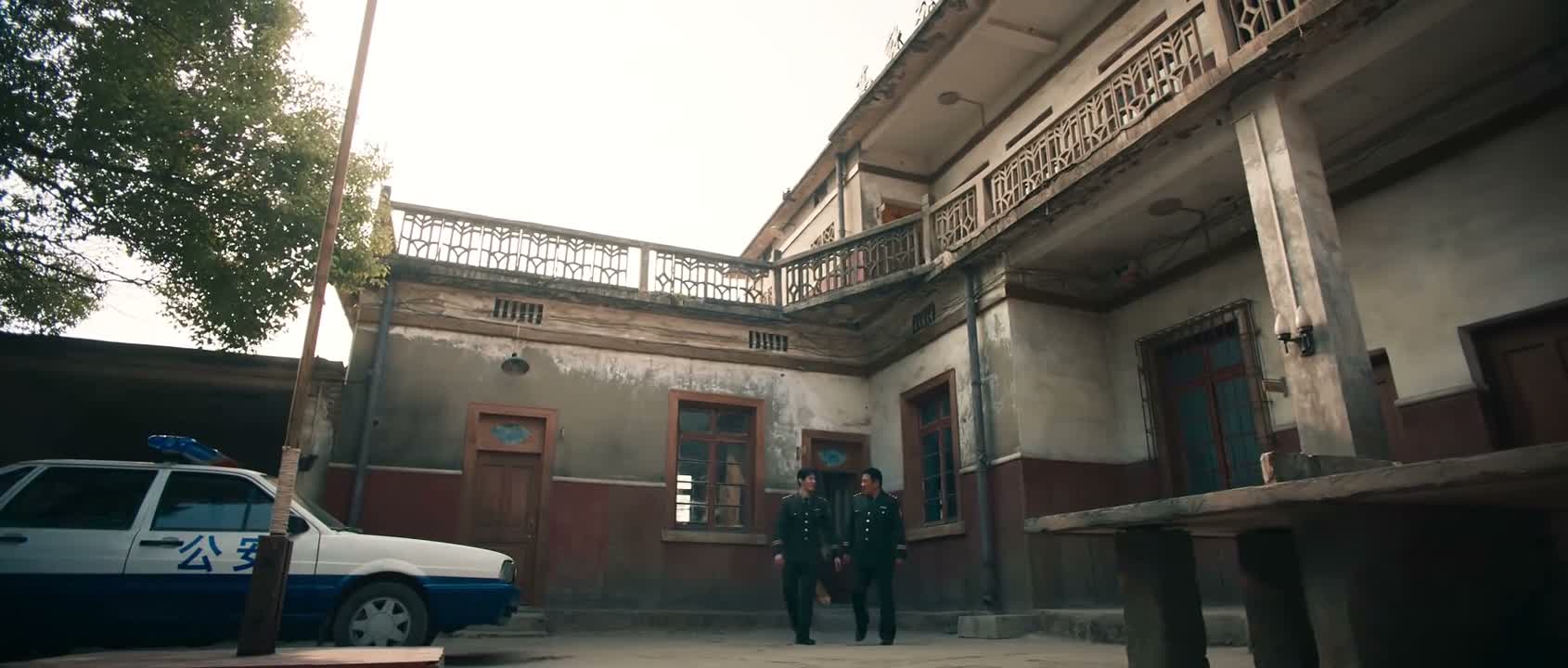 闹得跟做贼似的