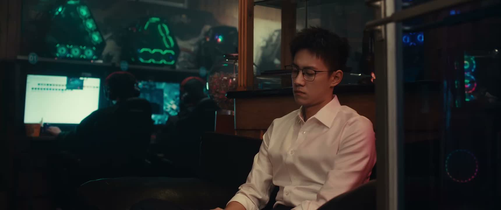 该说不说 你现在穿得可真是人模狗样的