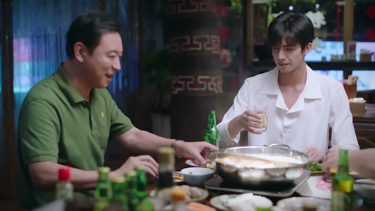 喝一个 儿子敬咱们 那必须喝