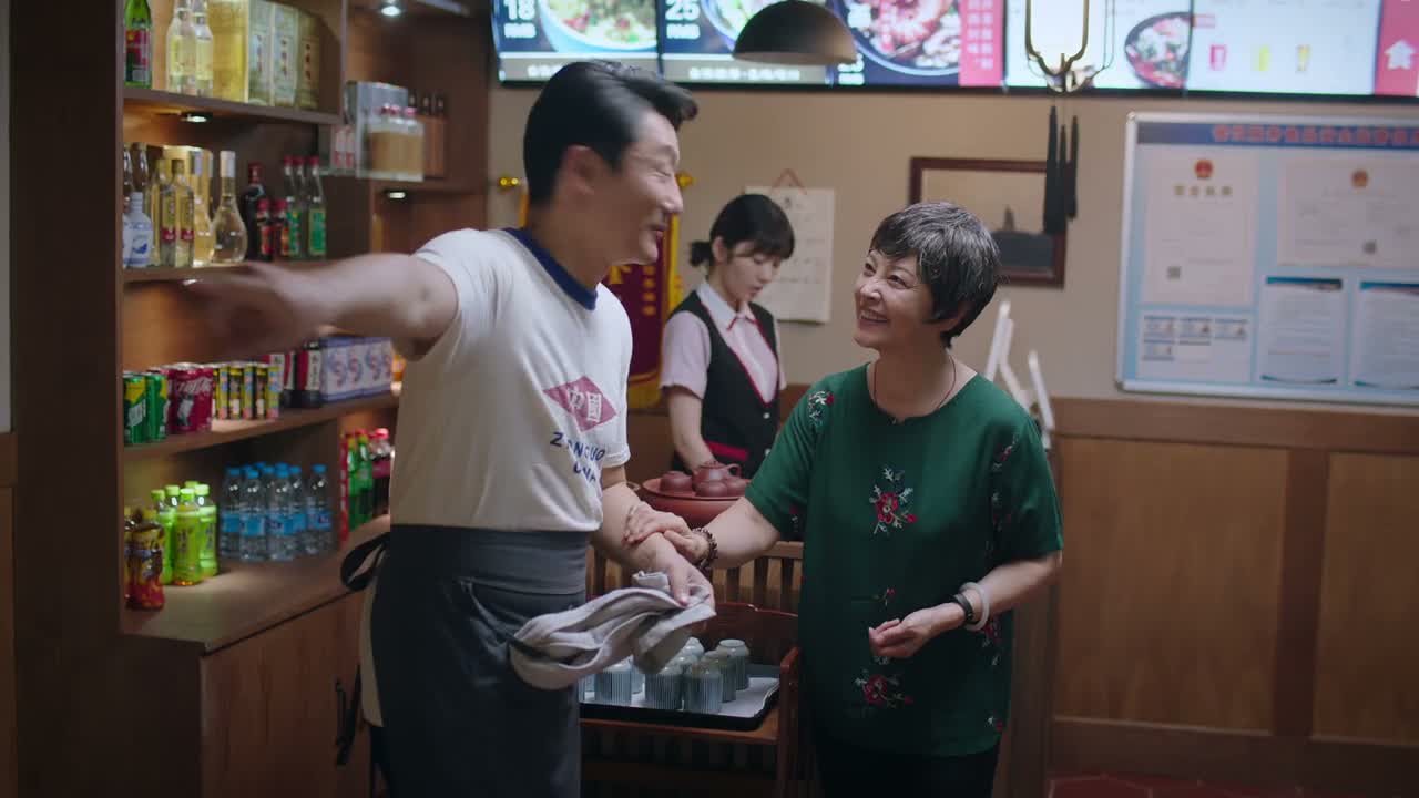 里面有空座 您坐下