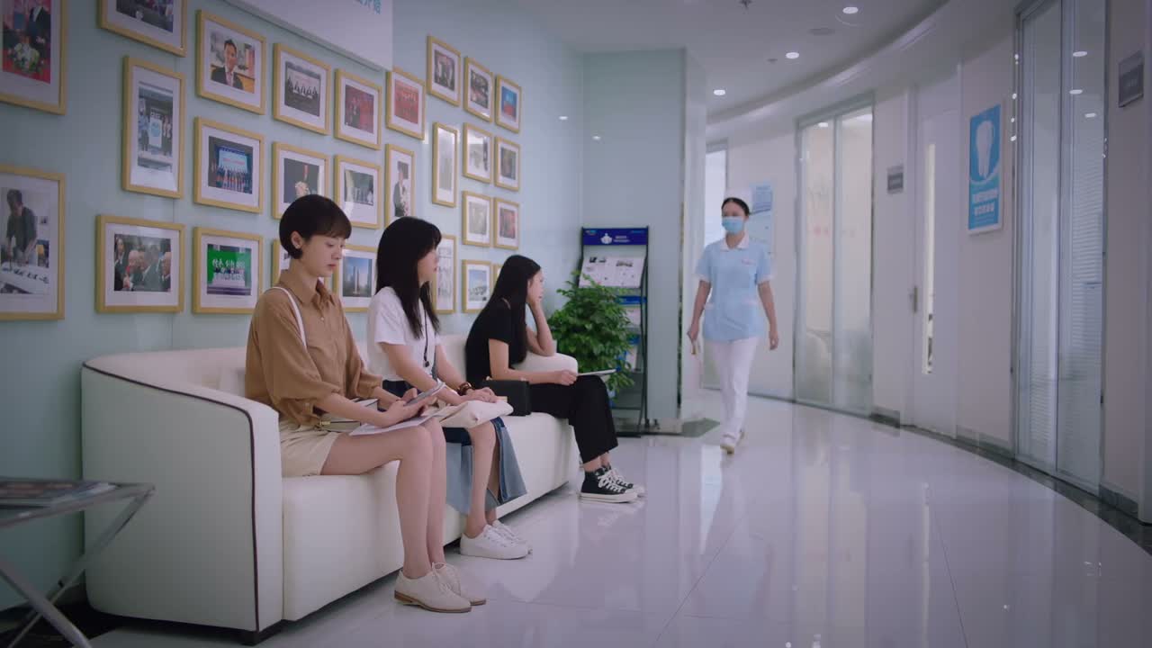 您好 女士 您刚拔完牙 牙齿敏感