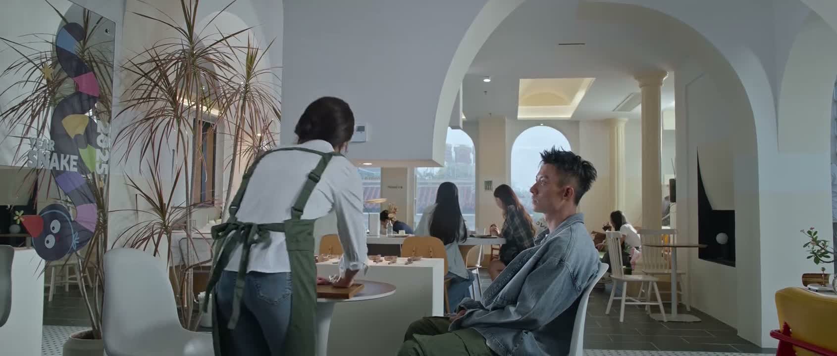 你看到吧台那个男孩没
