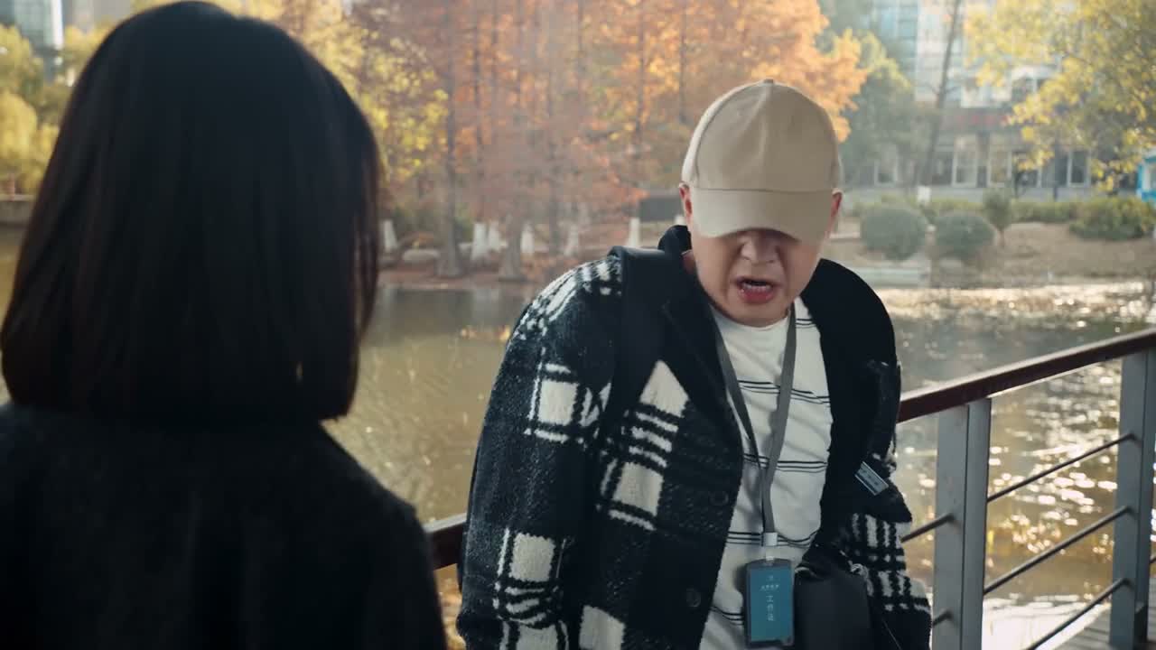 法院门口的小破门脸的