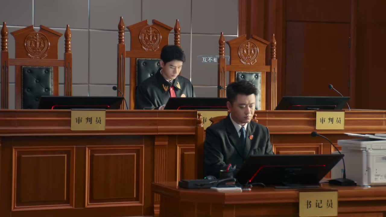 剑拔弩张 互不相让