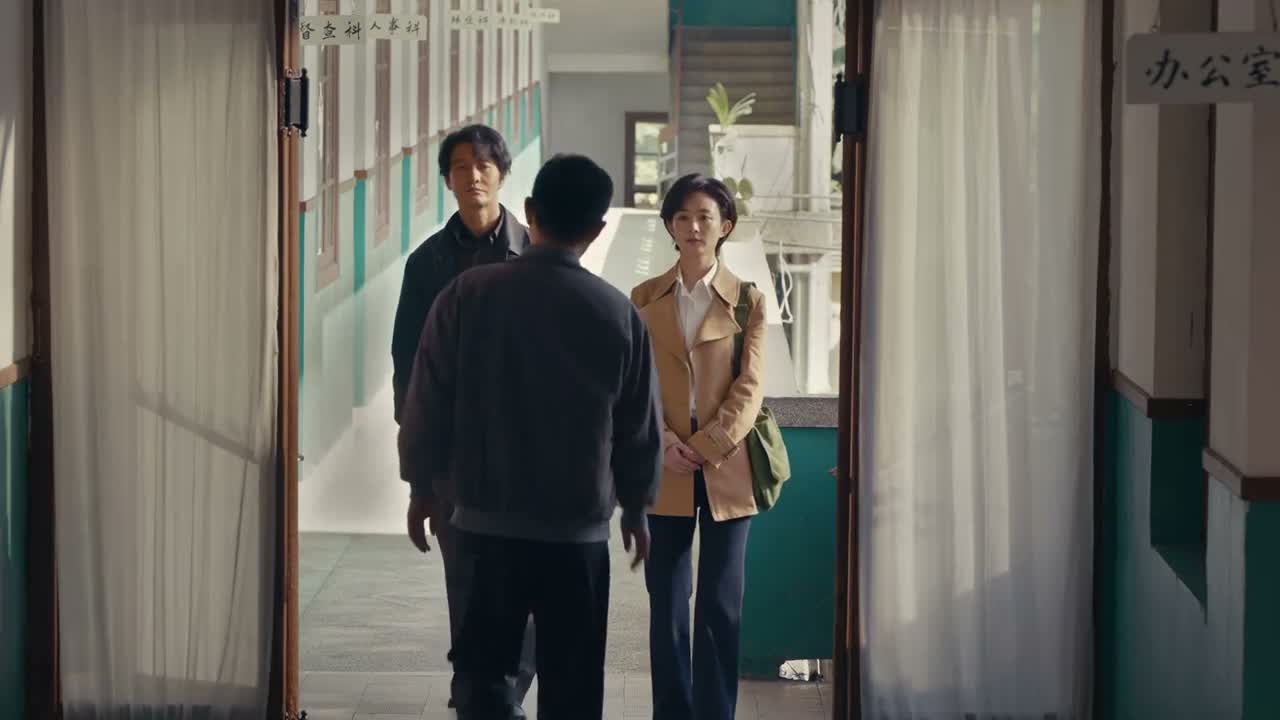 你们两个 去楼下会议室等一会儿