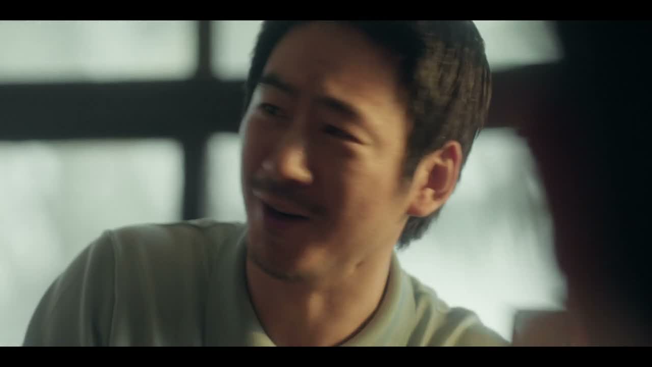 - 我记错了 - 包里的东西见不得人吧?
