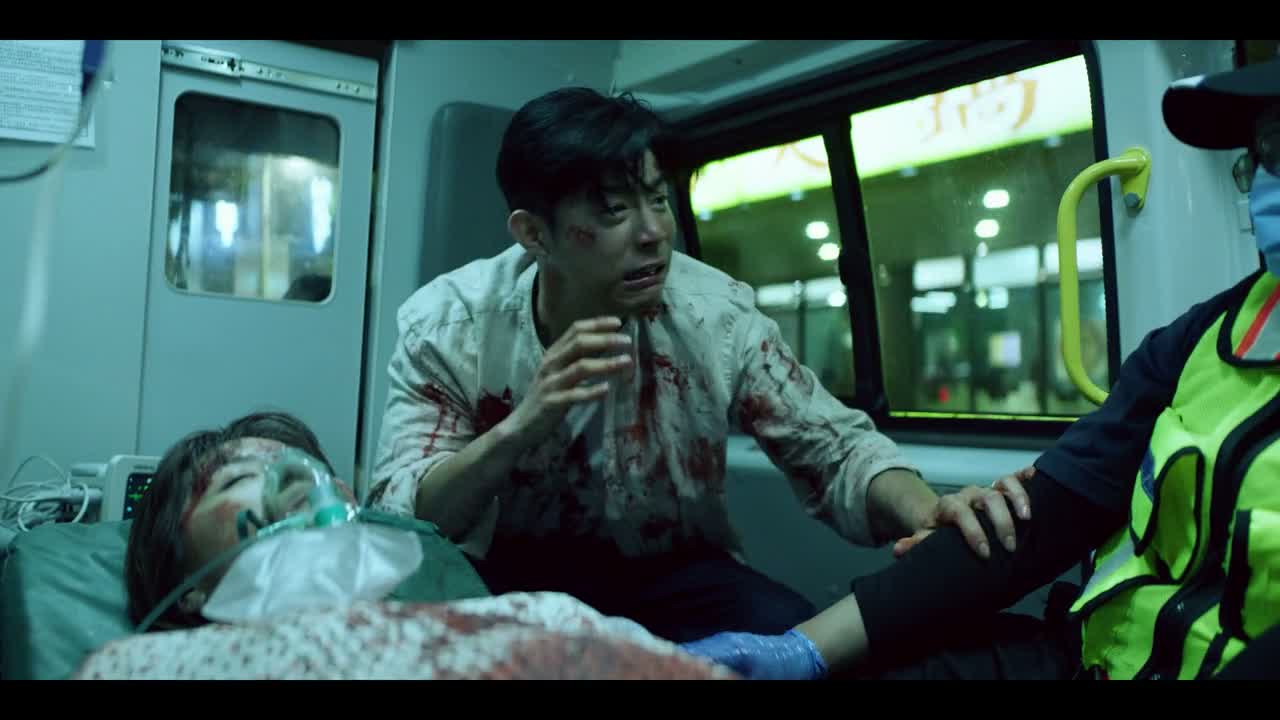 - 大哥 - 你先帮她止血 她…