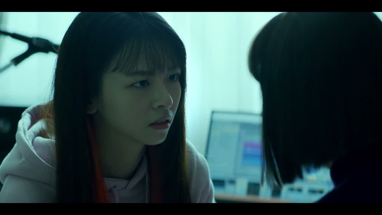 - 可是他就在附近啊 - 我们去报警