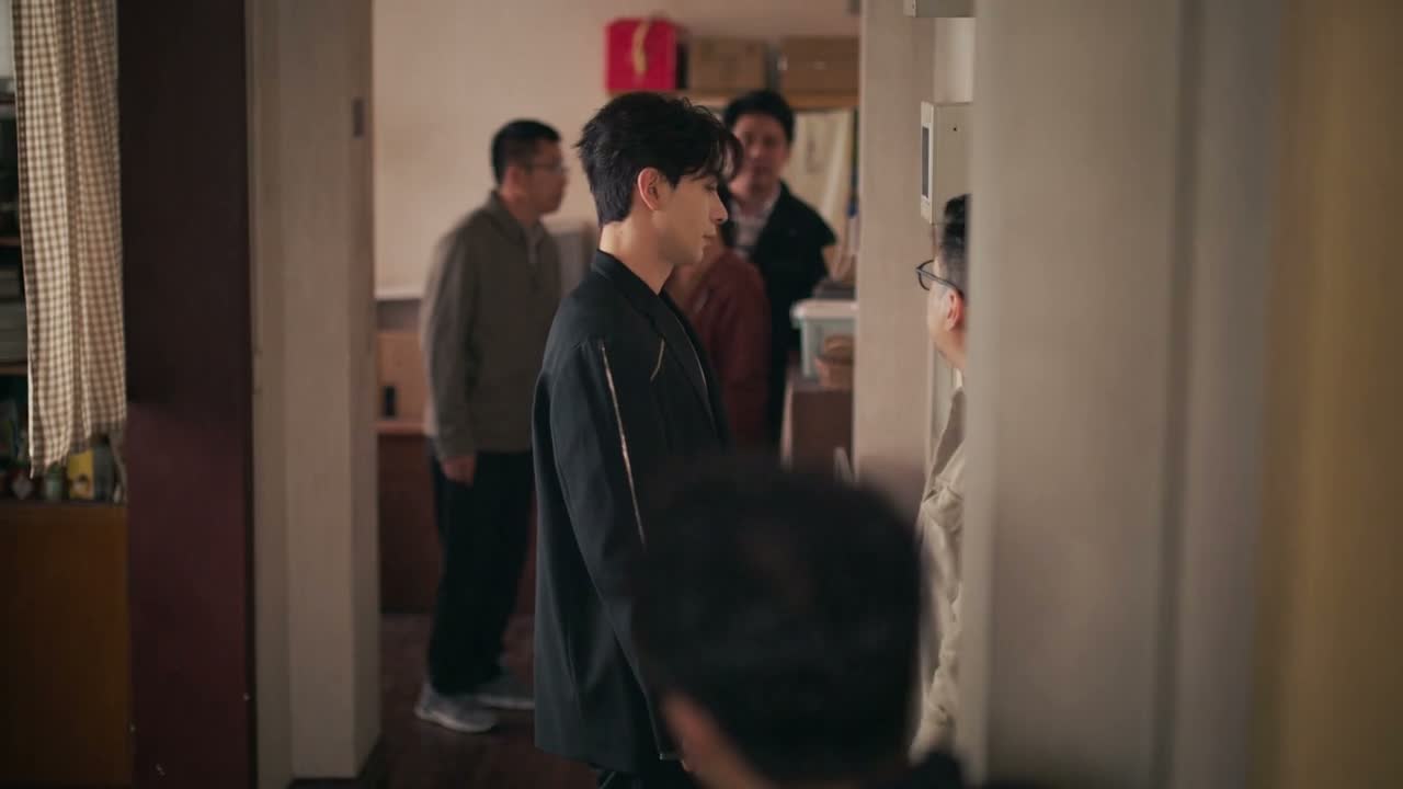 总之啊 这人鬼鬼祟祟的