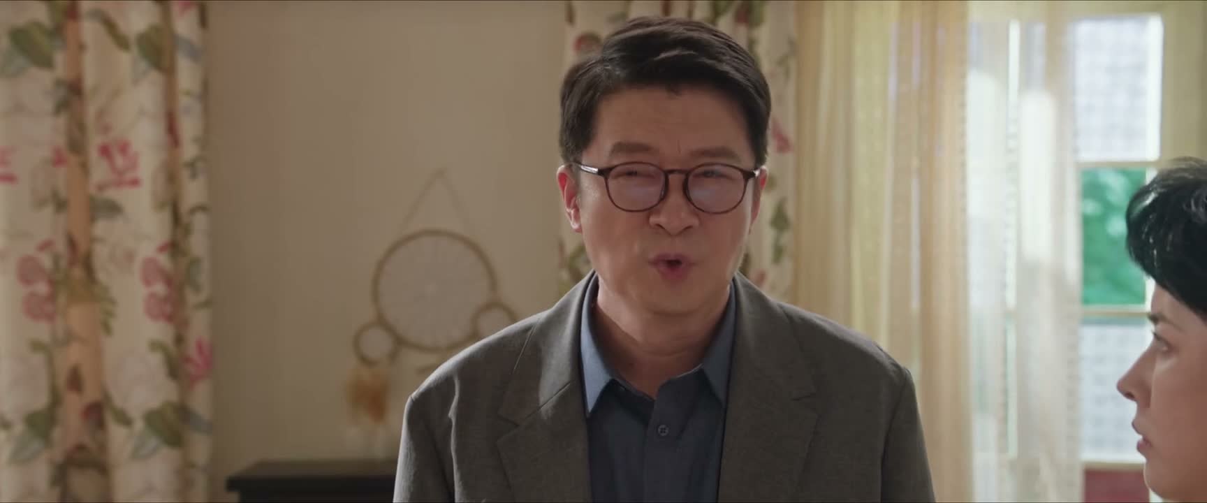 我跟你说话你听见没 一个大小伙子 你腼腆什么呀
