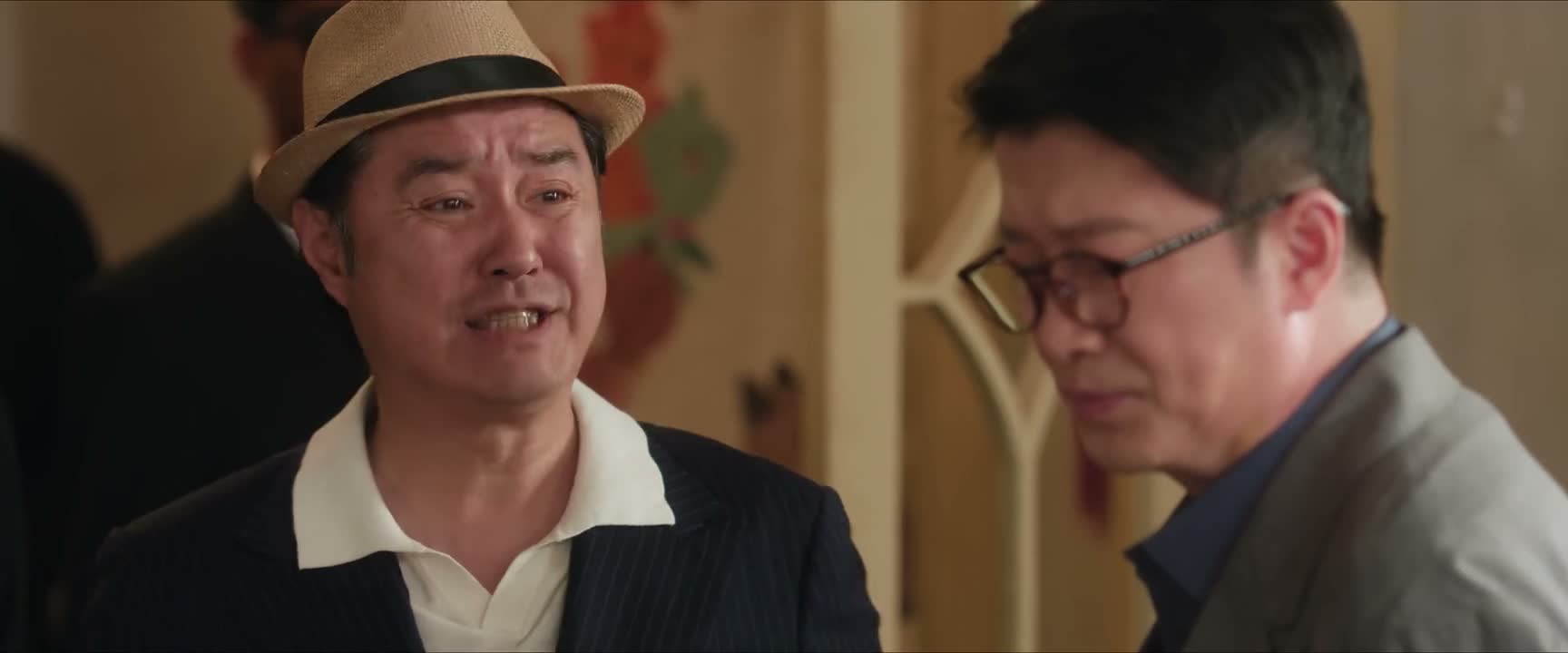 咱别站着聊了 坐下谈 你这客气什么