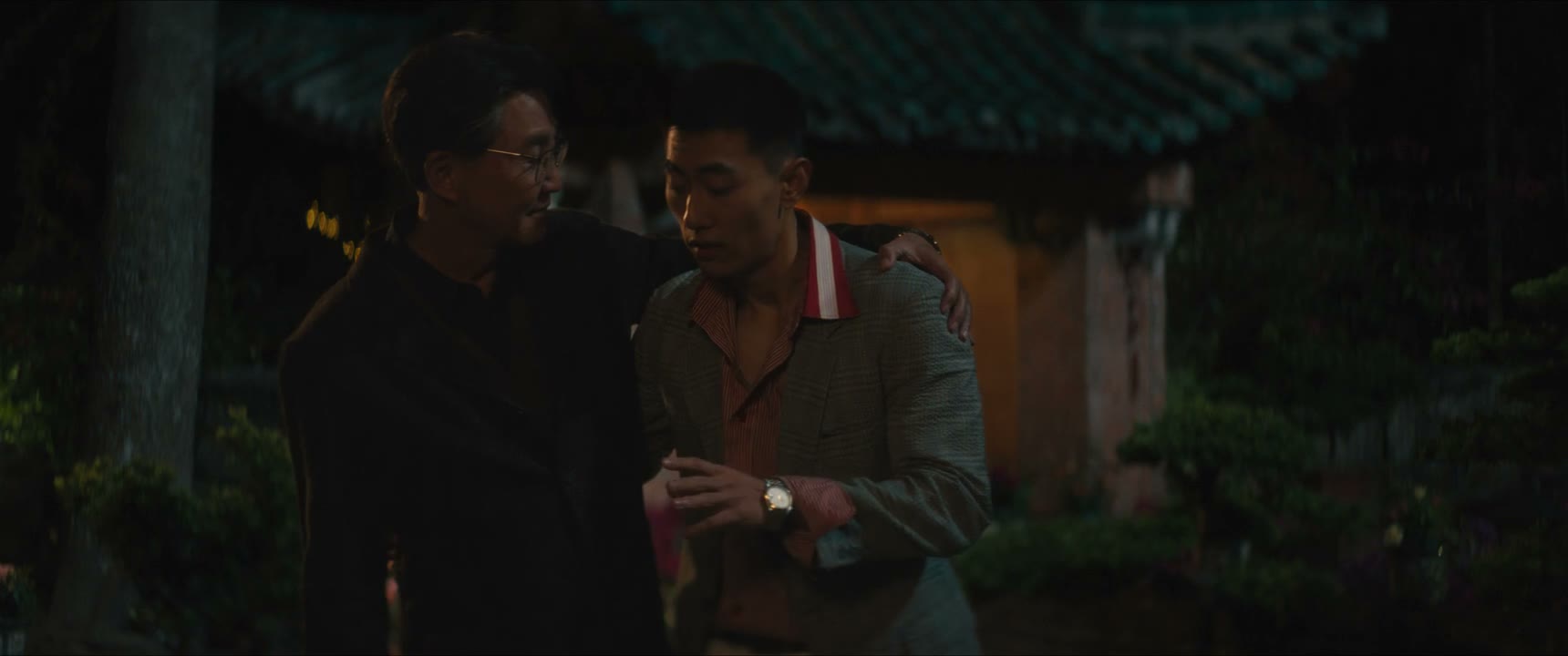 我呢先在她家里 我警告你