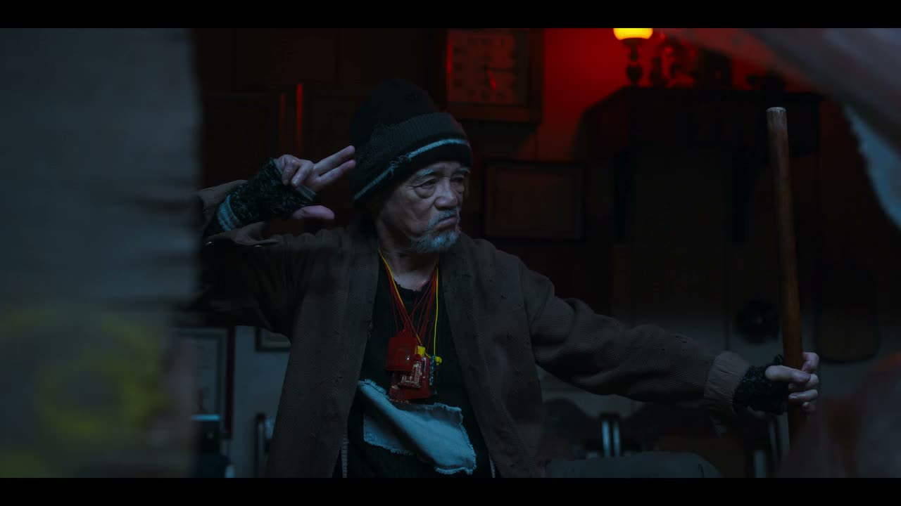 老爷子 你在干吗？ 你怎么还没走啊？