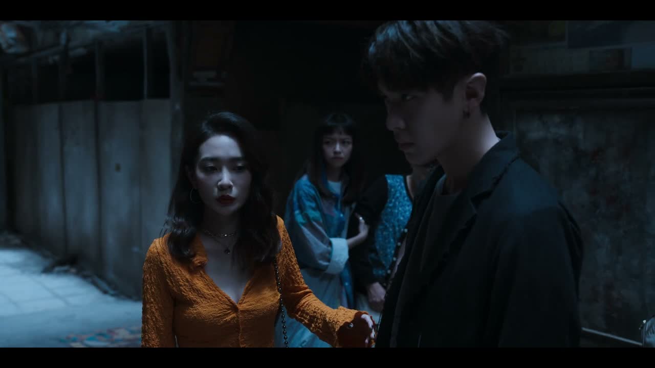 - 我怎么又回来这里啊? - 这是怎样啊?