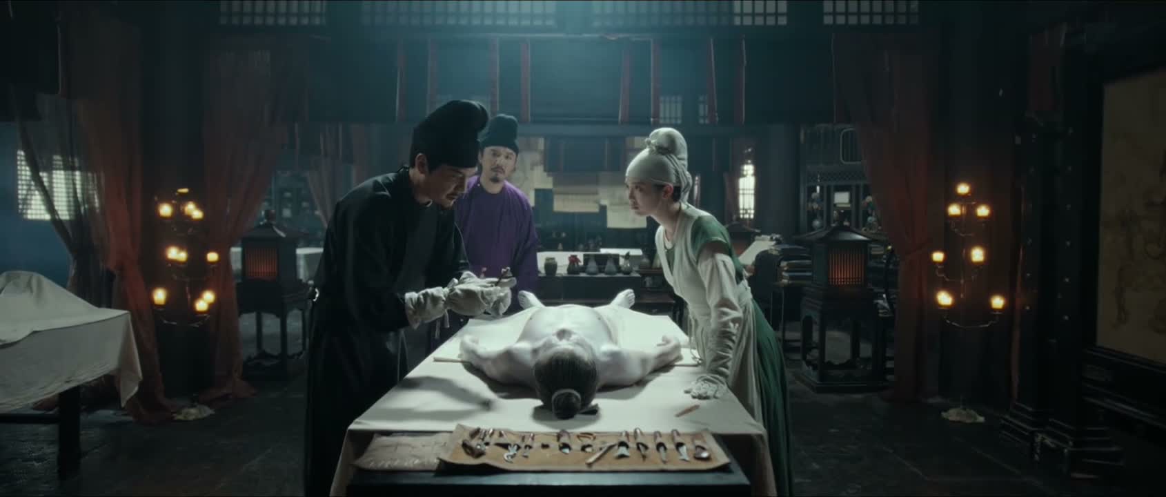 是死后被塞入了恭桶之中