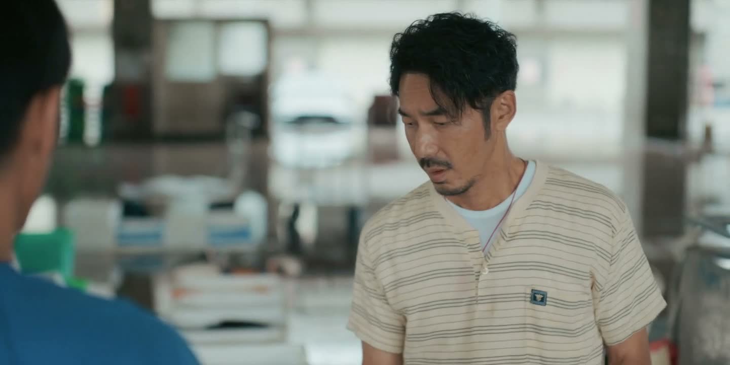 他不是找你来逛鱼市场吗
