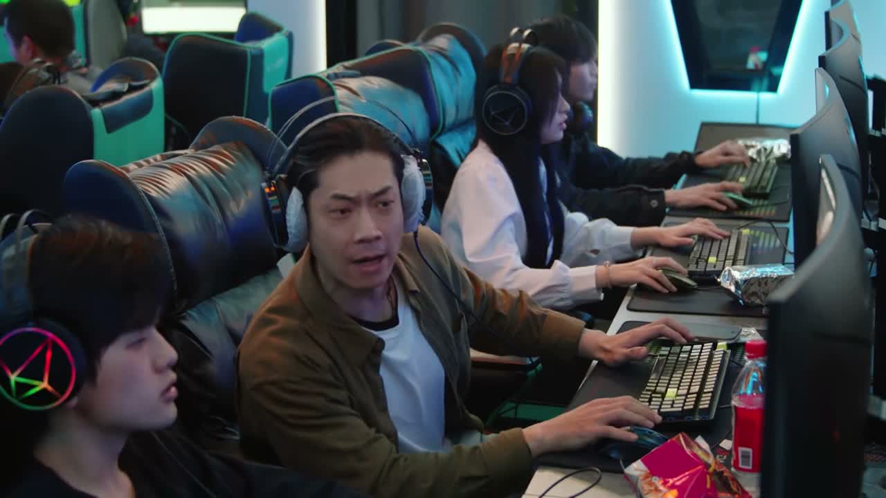 这也太卡了吧 我也卡了 我也卡了 什么破游戏啊