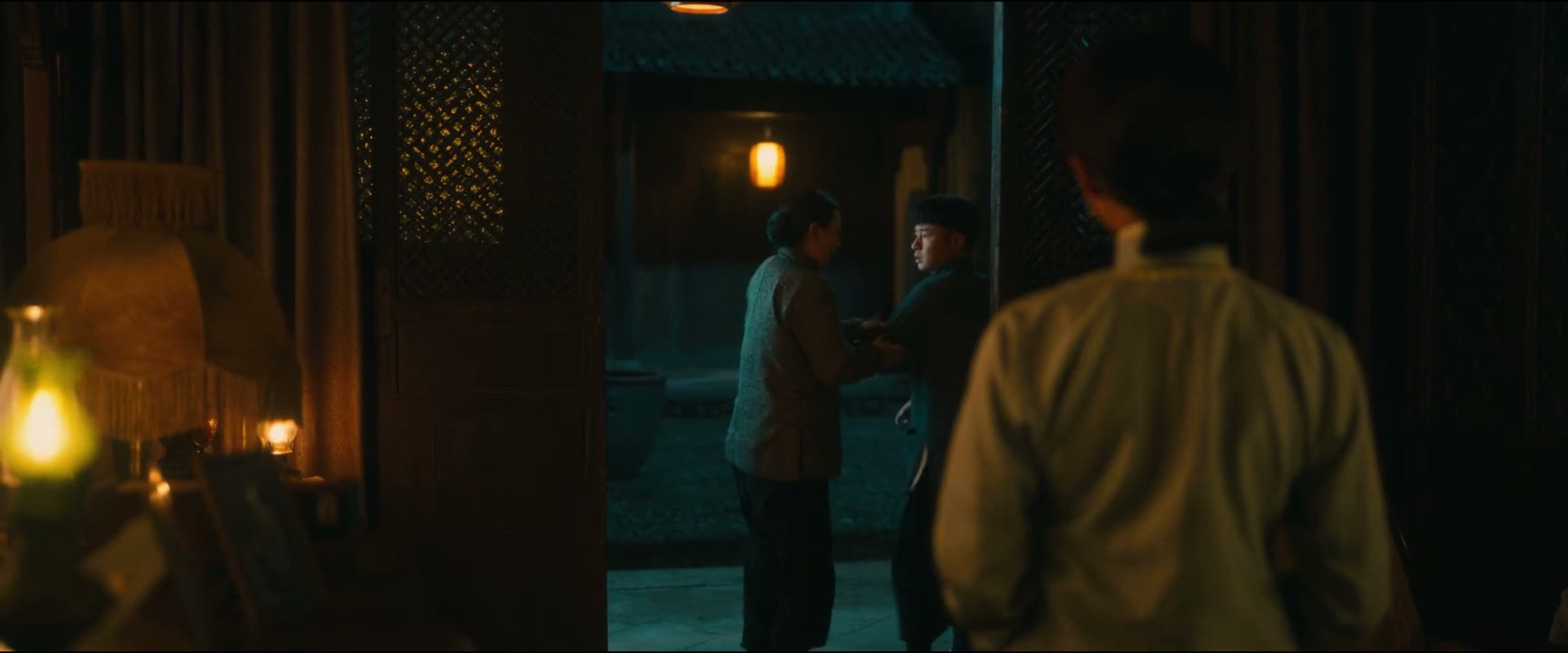 这种地方怎么是你轻易来的 走 快走 不是
