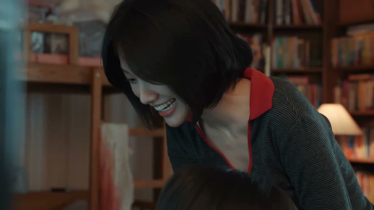 戴上眼镜还真成侦探了