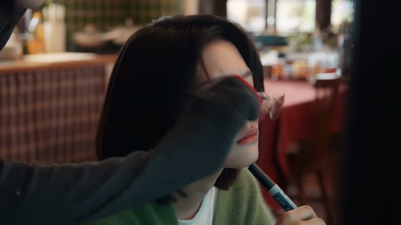 可以啊 戴上眼镜还真成侦探了
