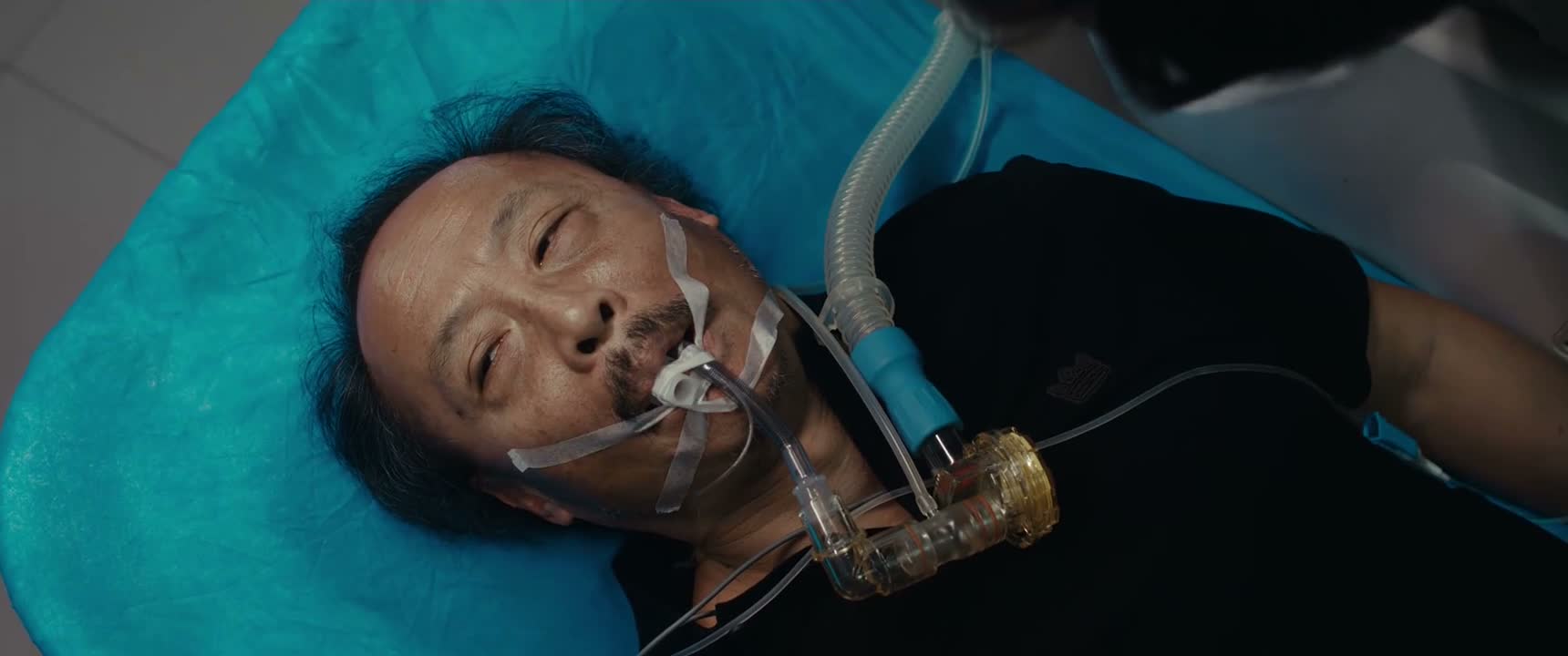 家属请回避一下 我们要做个检查
