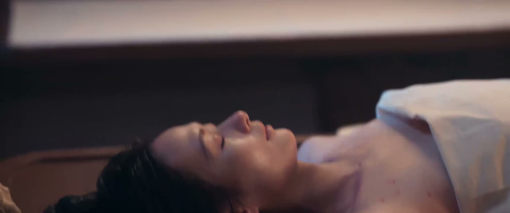 从抓痕的深浅和方向来看