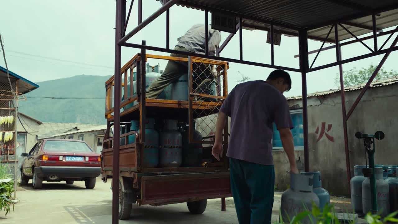 你这比正常的罐轻好几斤