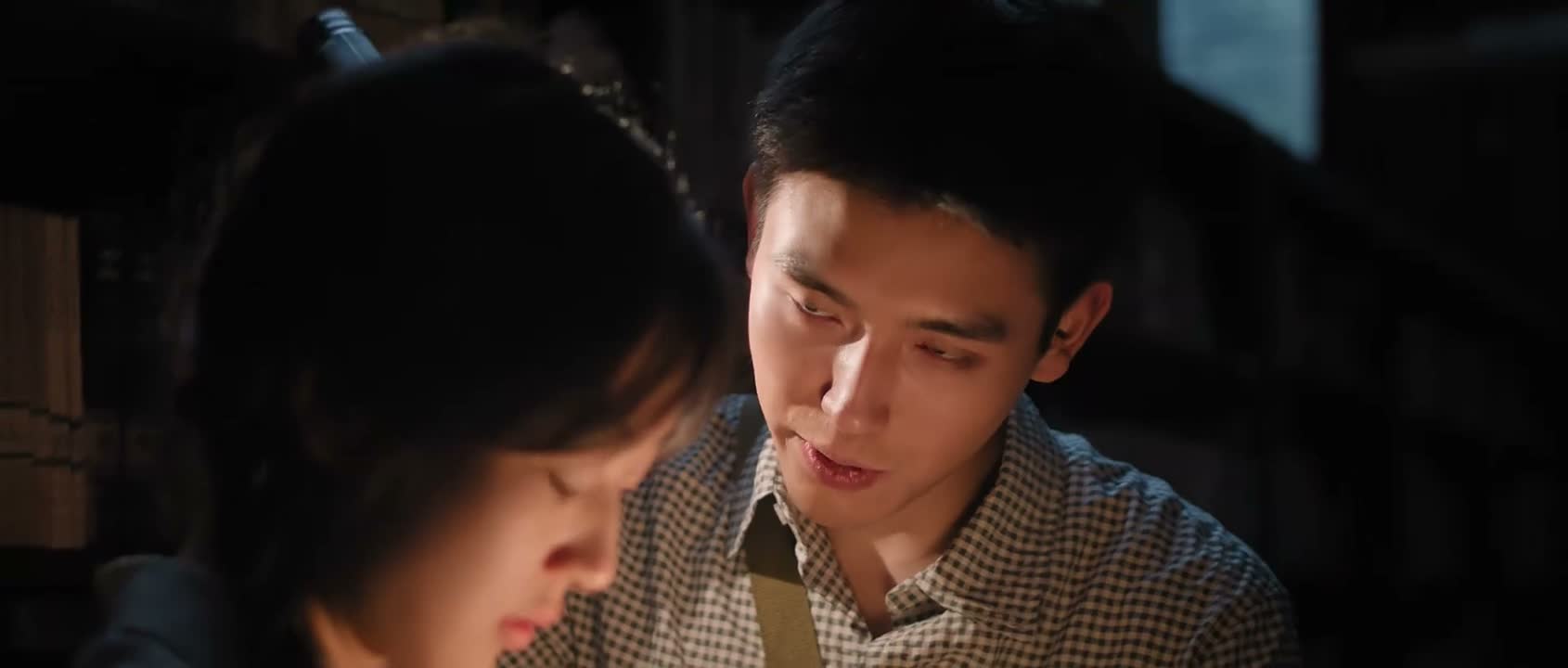 必须得关着灯看
