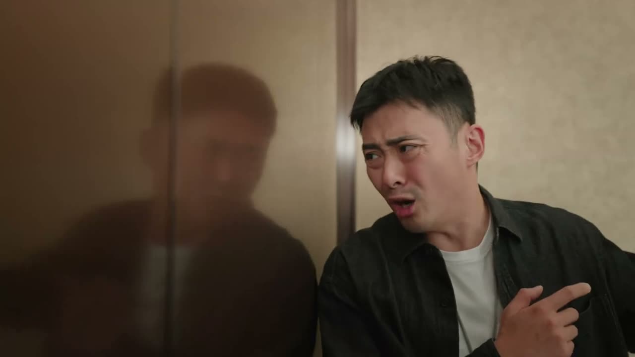 那 那个老魏 就在门口掐着表呢 你快点呗