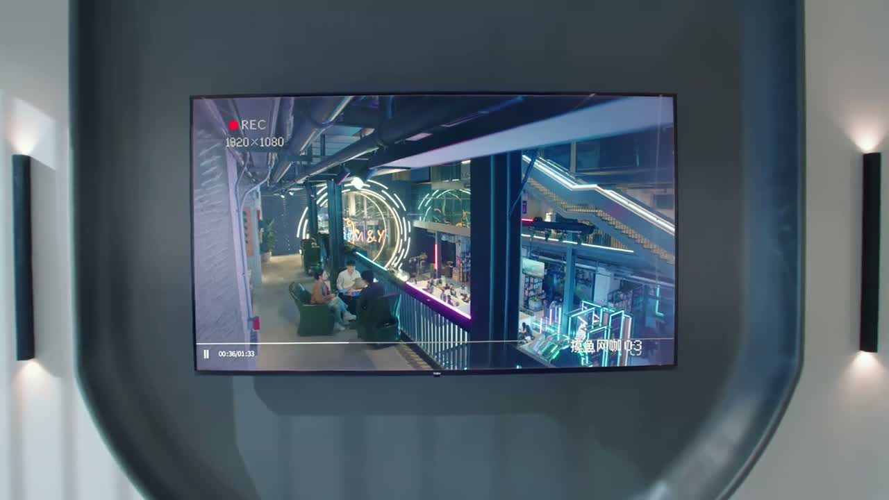 他就是想看看我们有没有 在家加班