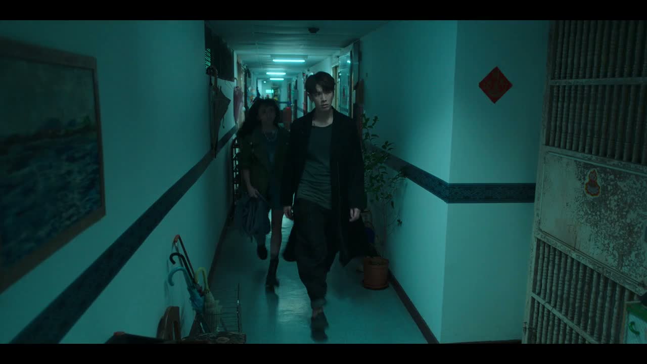 - 事情解决了哦? - 跟紧我