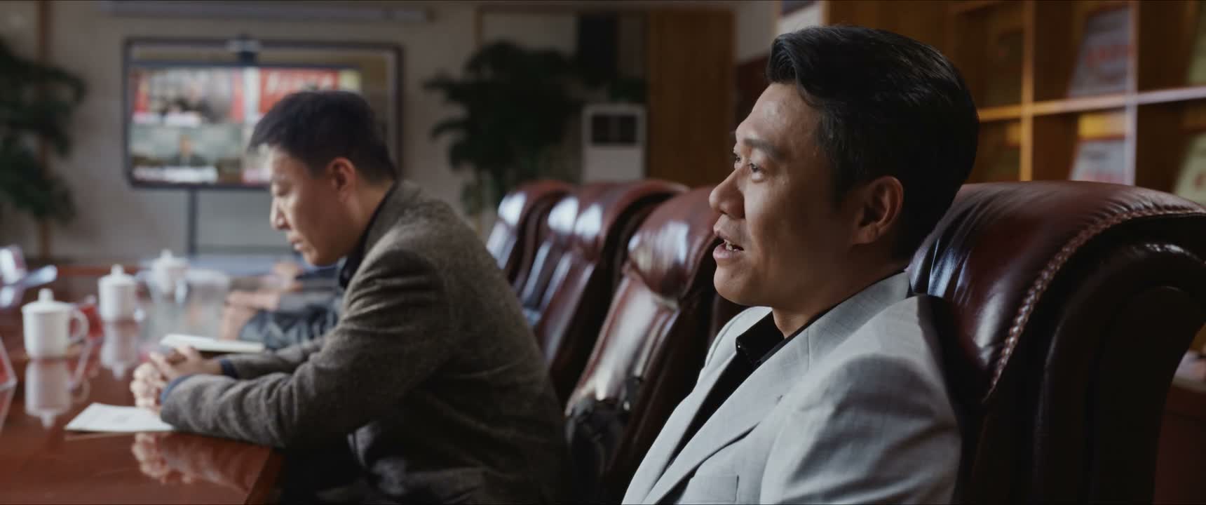 而是背上一个大包袱