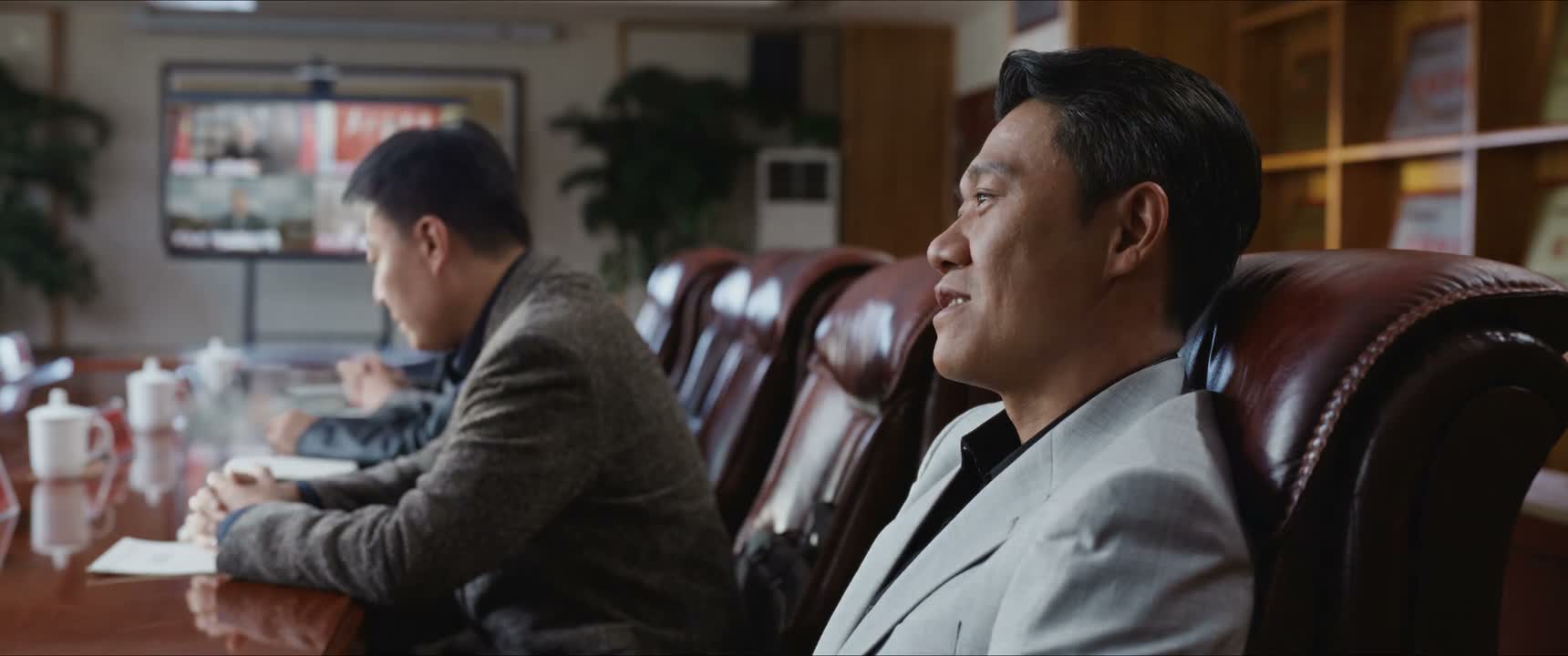 鑫海甘居人后
