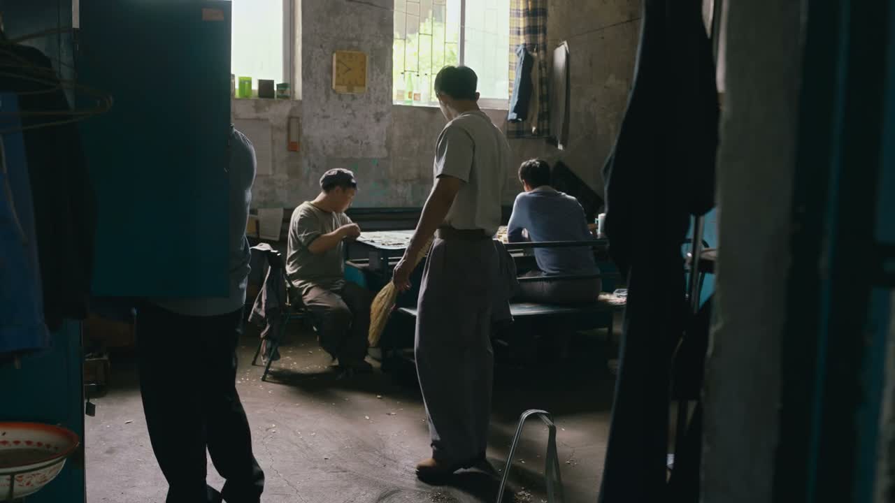 天天除了嗑瓜子就打扑克