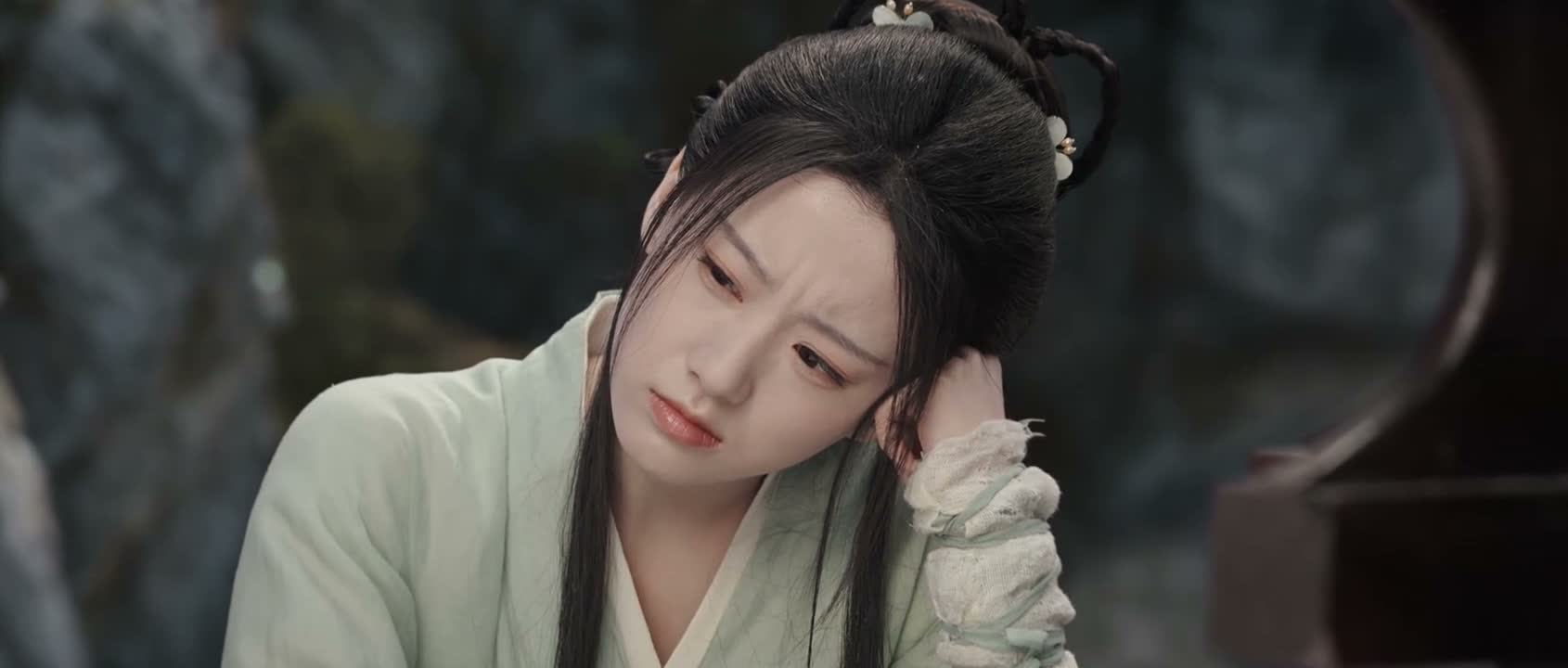 凌波师妹气得要跳崖