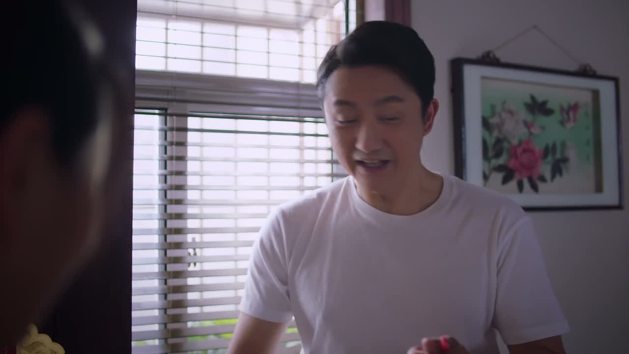 来 屋里坐 屋里坐 快 进