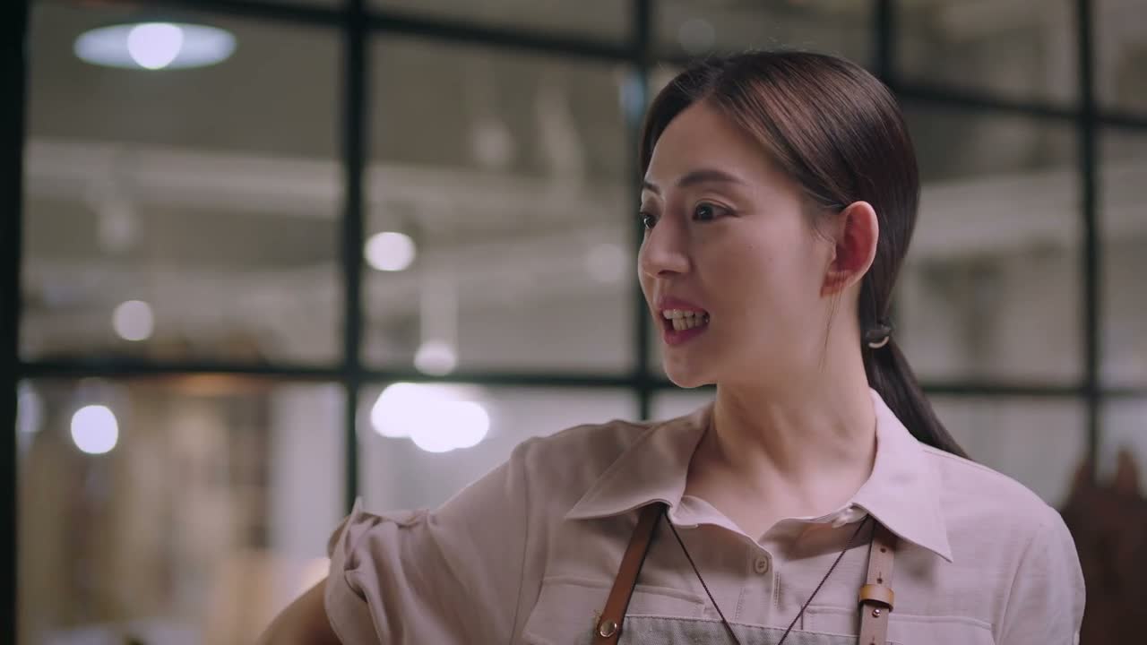 李尖尖 你背上名牌包了