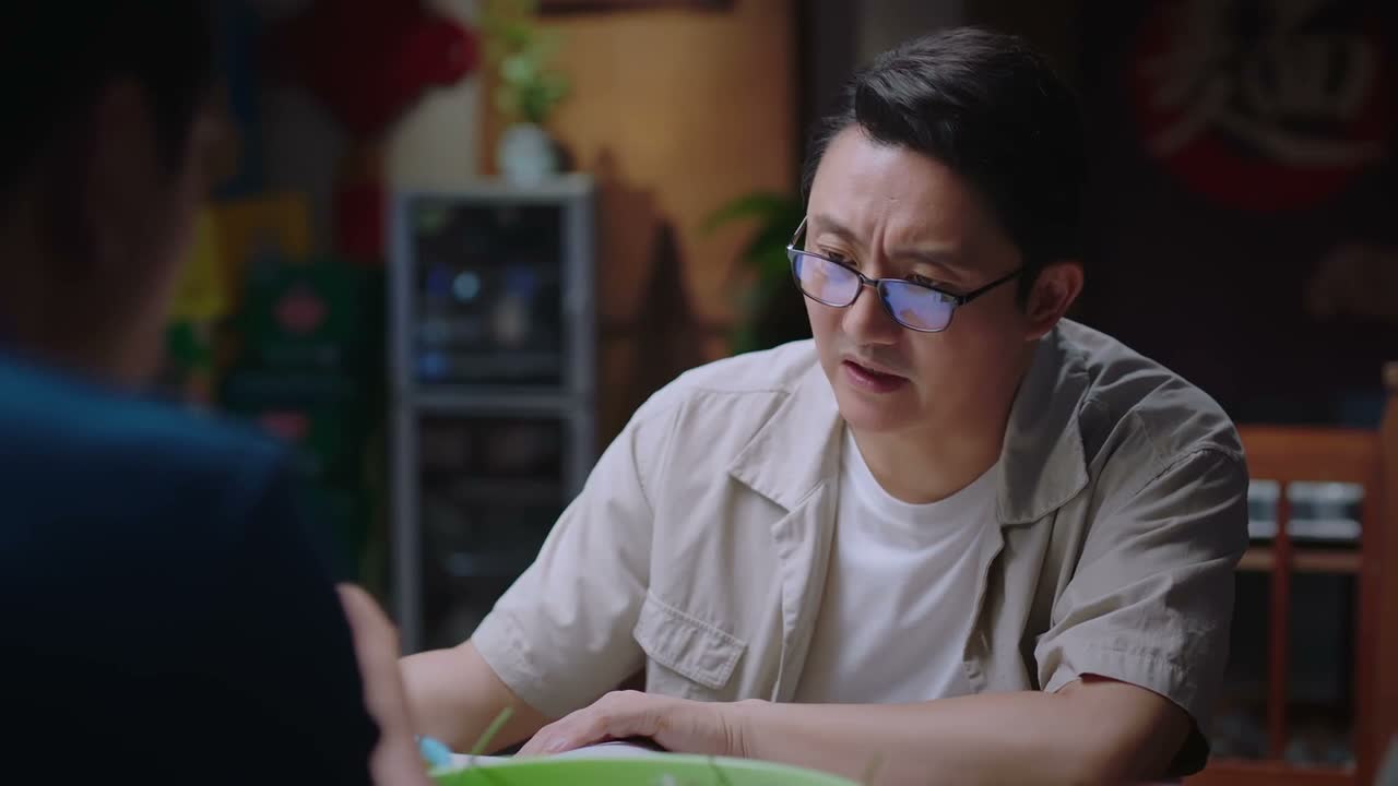 再让孩子受次刺激啊
