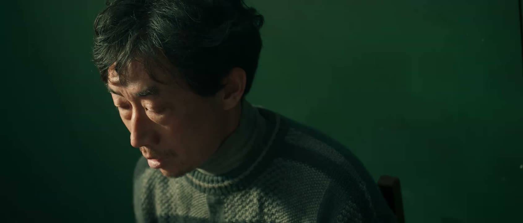 但是她左眼下面有道疤